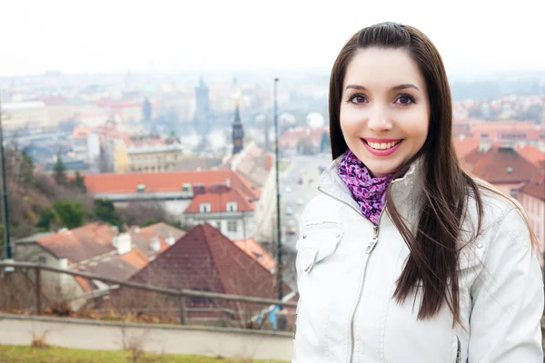 Portret van een mooie jonge vrouw in Praag — Stockfoto