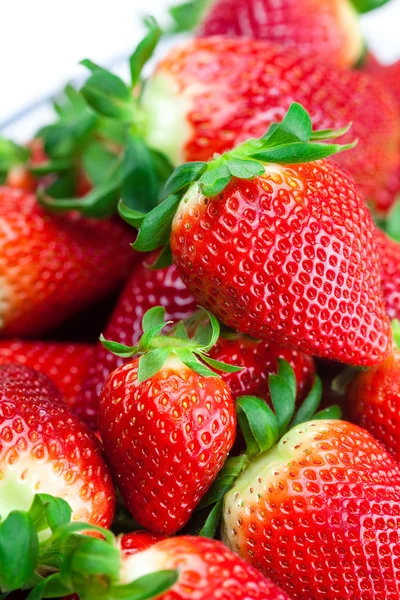 Fond de grosses fraises mûres juteuses rouges — Photo