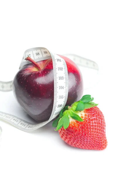 Duże soczysty czerwony dojrzałe truskawki, jabłka, orzechy i isol miary taśmowe — Zdjęcie stockowe