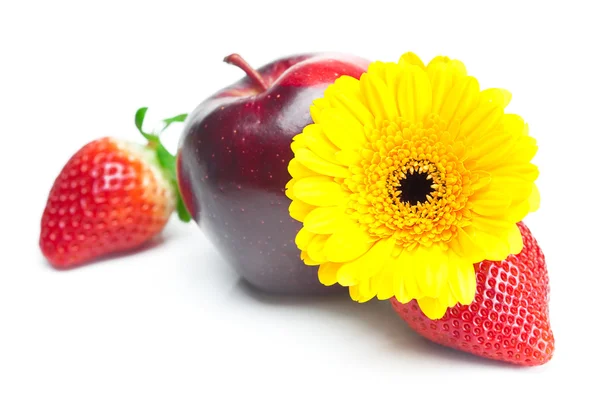 Велика соковита червона стигла полуниця, квітка і яблуко ізольовані на — стокове фото