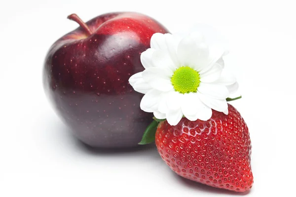 Grandi succose fragole mature rosse, fiori e mele isolate su wh — Foto Stock