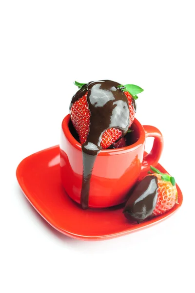 Fresas en chocolate acostado en una taza roja aislada en blanco —  Fotos de Stock