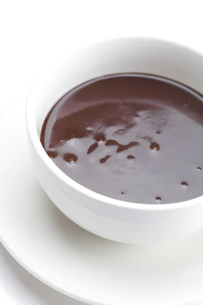 白で隔離されるカップで溶かしたチョコレート — ストック写真