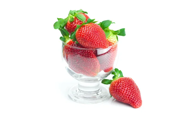 Grandi succose fragole mature rosse in una ciotola di vetro isolato su whit — Foto Stock