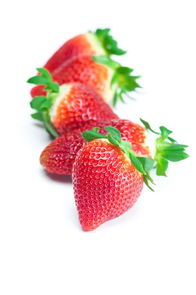 Velké šťavnaté červené zralé jahody izolovaných na bílém — Stock fotografie
