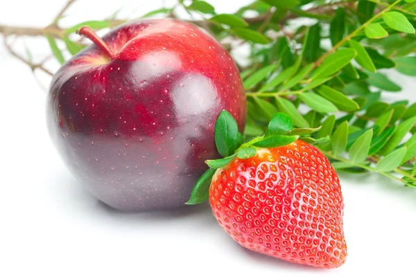 Große saftige rote reife Erdbeeren und Apfel isoliert auf weiß — Stockfoto