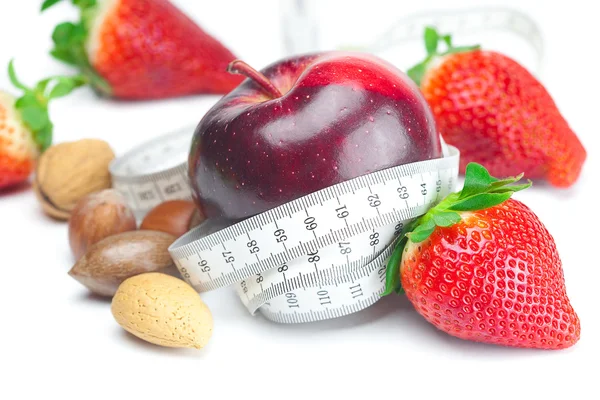 Apple, grote sappige rode rijpe aardbeien, noten en maatregel tape isol — Stockfoto