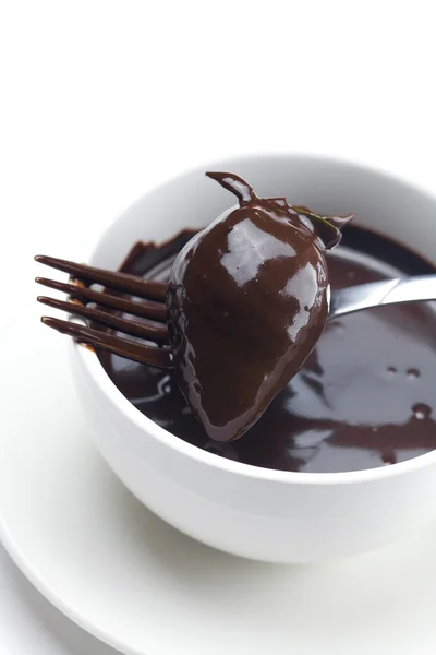 Cioccolato fuso in una tazza, forchetta e fragole isolate su whi — Foto Stock