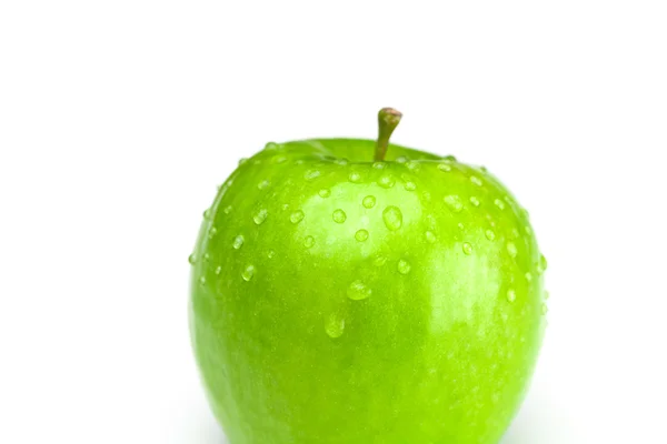 Apple met waterdruppels op wit wordt geïsoleerd — Stockfoto