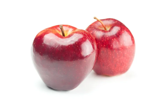 Piękny łagodny soczyste jabłko na białym tle — Zdjęcie stockowe