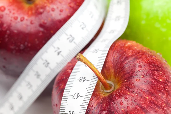 Elma ve ölçü bandı üzerinde beyaz izole — Stok fotoğraf