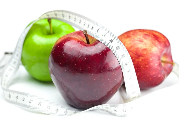 Elma ve ölçü bandı üzerinde beyaz izole — Stok fotoğraf