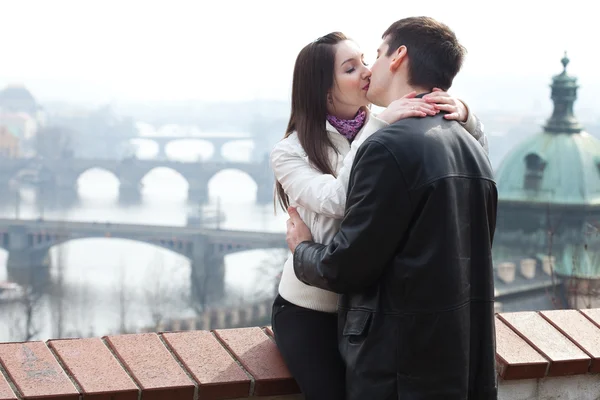 Hermosa pareja de amor joven en la ciudad Praga Imagen De Stock