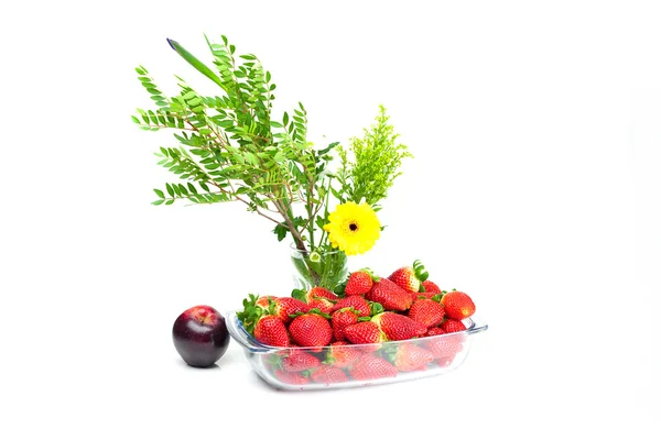 Φράουλες σε ένα γυάλινο μπολ, ένα μήλο και ένα λουλούδι που απομονώνονται σε — Φωτογραφία Αρχείου