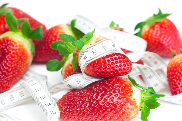 Gros juteux rouge fraises mûres et mesurer bande isolée sur whi — Photo