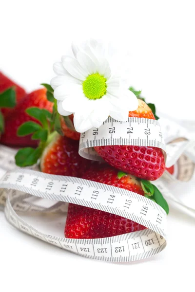 Duże soczysty czerwony dojrzałe truskawki, kwiat i środek taśmy na białym tle — Zdjęcie stockowe