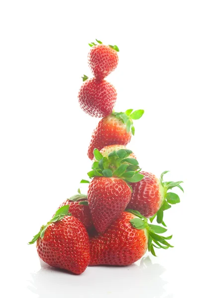 Berg große saftige Erdbeeren isoliert auf weiß — Stockfoto