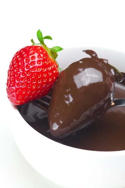 Полуниця в шоколаді лежить в червоній чашці ізольована на білому — стокове фото