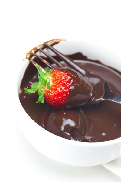 Fragole in cioccolato disteso in una tazza rossa isolata su bianco — Foto Stock