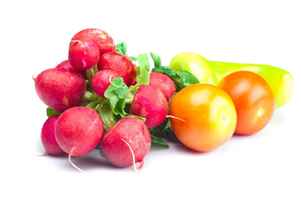 Rzodkiewka, pomidor i pieprz na białym tle — Zdjęcie stockowe