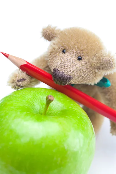 Αρκουδάκι, μήλο και χρωματιστά μολύβια που απομονώνονται σε λευκό — Φωτογραφία Αρχείου