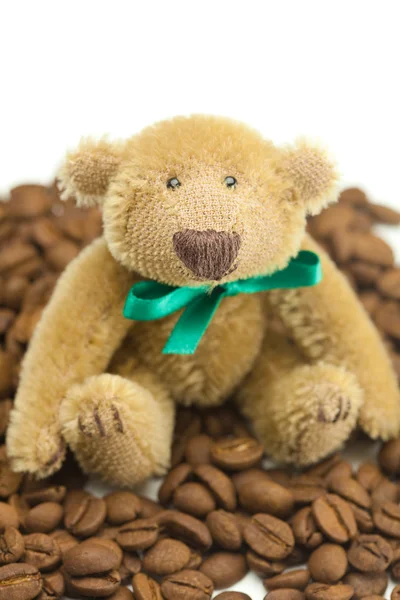 Плюшевий ведмідь з бантом і кавовими зернами — стокове фото