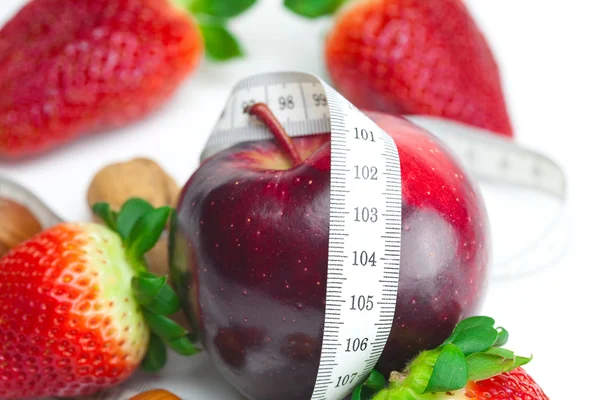 Apfel, große saftige rote reife Erdbeeren, Nüsse und Maßband-Isol — Stockfoto