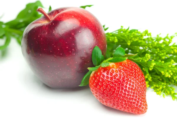 Grosses fraises mûres rouges juteuses, pomme et fleur isolées sur wh — Photo