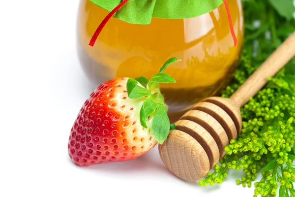 大汁多成熟的草莓和罐蜂蜜上白色隔离 — 图库照片