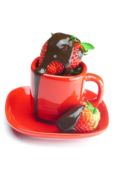 Fresas en chocolate acostado en una taza roja aislada en blanco — Foto de Stock