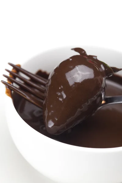 Yalan çikolata çilek kırmızı bir fincan beyaz izole. — Stok fotoğraf