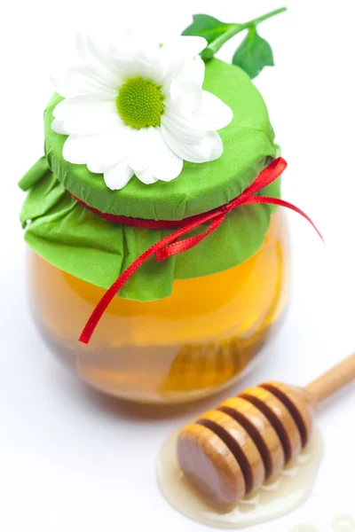 Furar a hohey, flor e frasco de mel isolado em branco — Fotografia de Stock