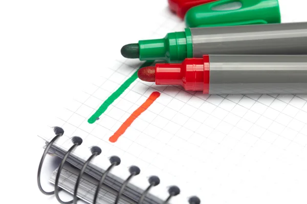 Kolorowe markery i na białym tle notebook — Zdjęcie stockowe