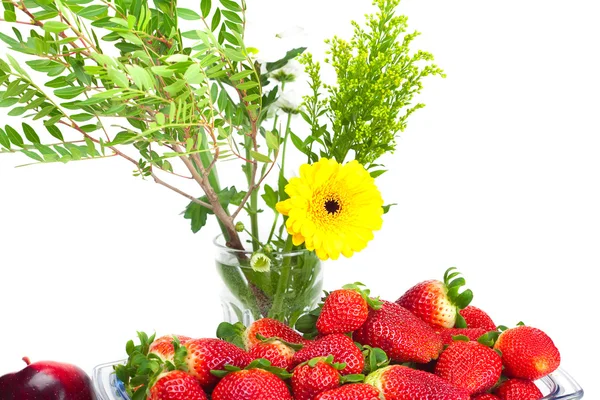Big juicy red ripe strawberries in a glass bowl and flower isola — Stock Photo, Image