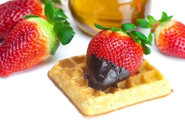 Grote sappige rijpe aardbeien in chocolade, een pot van honing en waf — Stockfoto