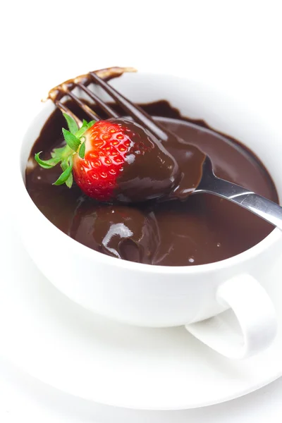 Chocolate derretido em uma xícara, garfo e morangos isolados no whi — Fotografia de Stock