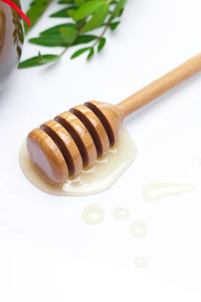 Stick to hohey and jar of honey isolated on white — Stock Photo, Image