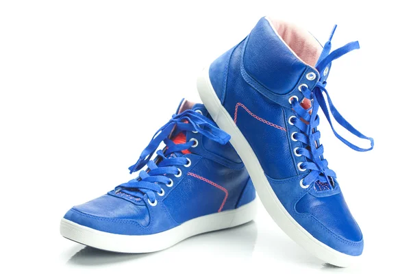 Belos sapatos esportivos azuis isolados em branco — Fotografia de Stock