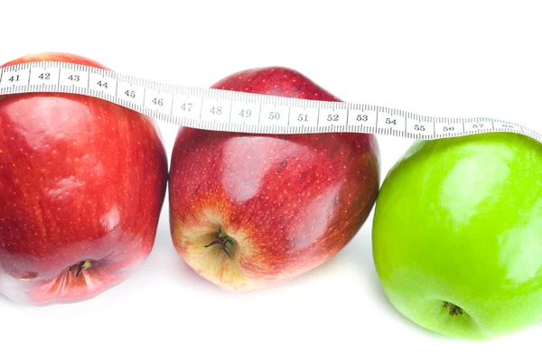 Яблоко и измерительная лента изолированы на белом — стоковое фото