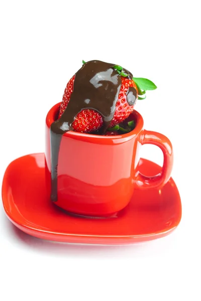 Aardbeien in chocolade liggen een rode kop geïsoleerd op wit — Stockfoto