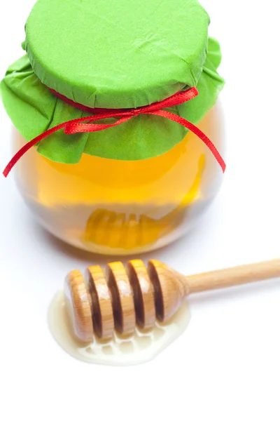 Držet hohey a sklenice medu izolovaných na bílém — Stock fotografie
