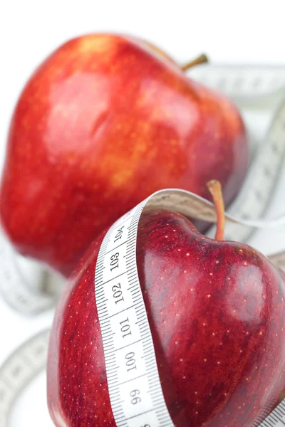 Manzana y cinta métrica aislada en blanco — Foto de Stock
