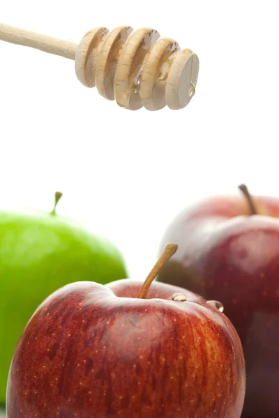Se adhieren a la miel y las manzanas aisladas en blanco — Foto de Stock