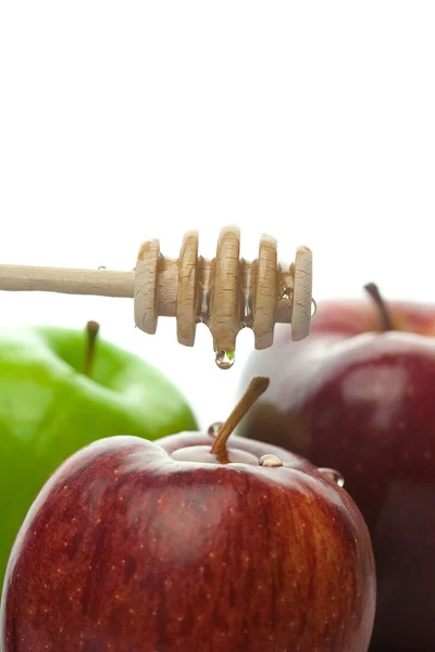 Κολλήσει στο μέλι και τα μήλα που απομονώνονται σε λευκό — Φωτογραφία Αρχείου