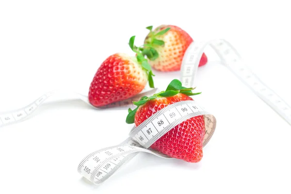 Duże soczysty czerwony dojrzałe truskawki i taśmy miara na białym tle na whi — Zdjęcie stockowe