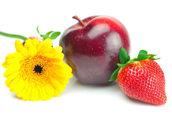 Big juicy red ripe strawberries,flower and apple isolated on wh — Stock Photo, Image