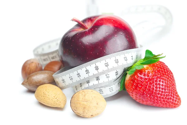 큰 육즙 빨간 잘 익은 딸기, 사과, 견과 및 측정 테이프 isol — 스톡 사진