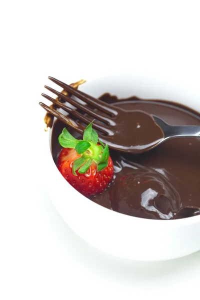 Rozpuštěné čokolády v šálku, vidlice a jahody izolovaných na whi — Stock fotografie
