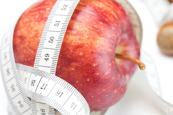 Manzana y cinta métrica aislada en blanco —  Fotos de Stock