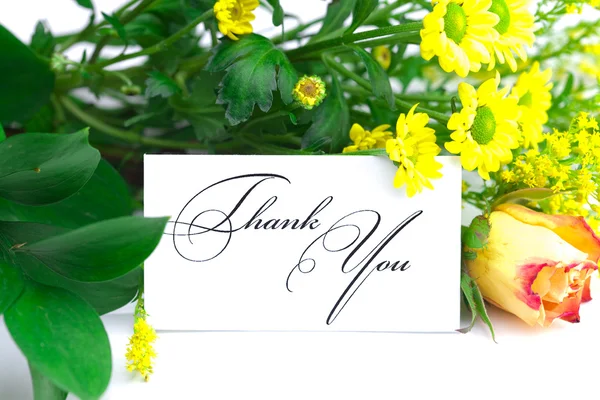 Rose, Wildblumen und eine Karte mit einem unterschriebenen Dankeschön auf Weiß — Stockfoto